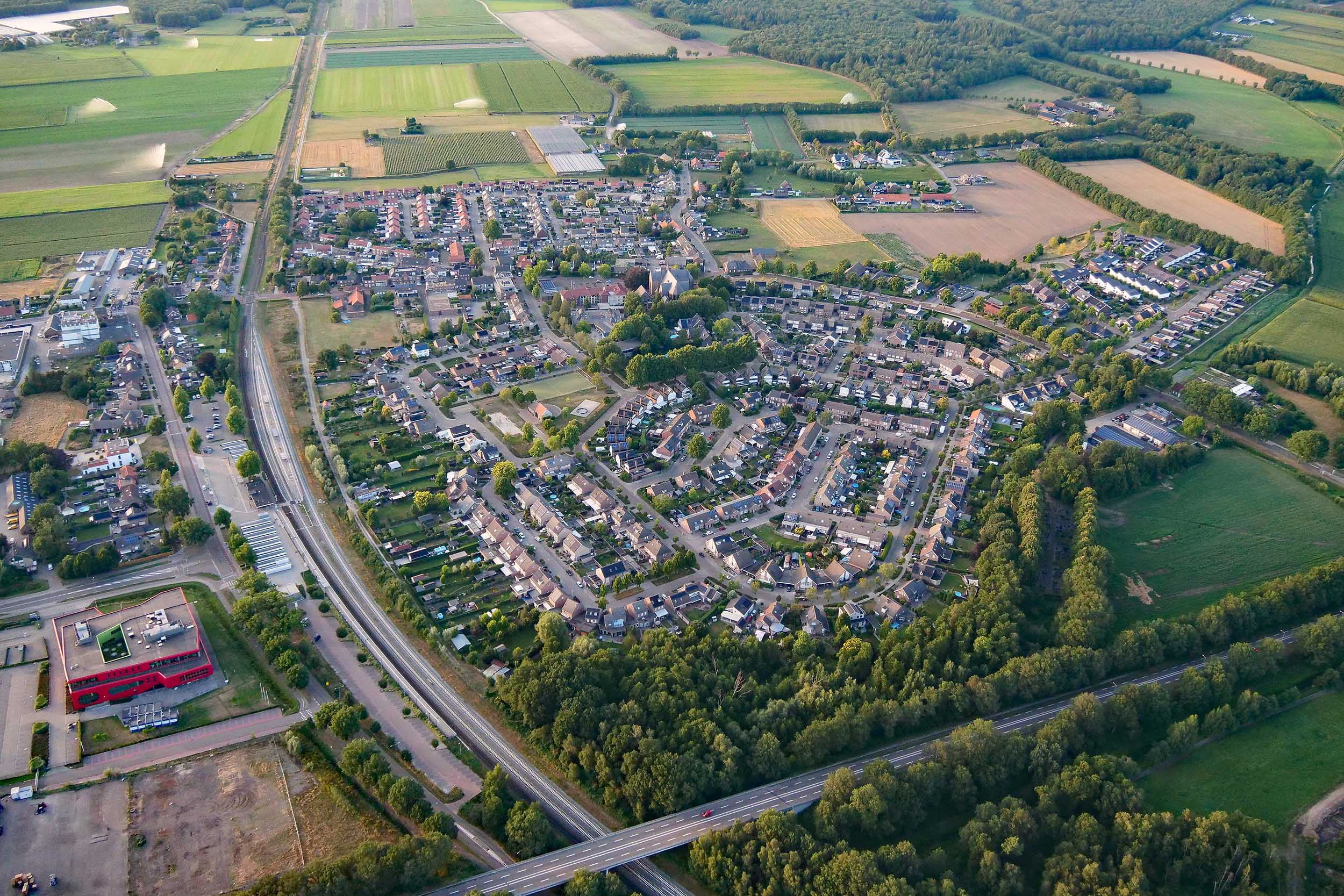 Luchtfoto van het dorp Oostrum